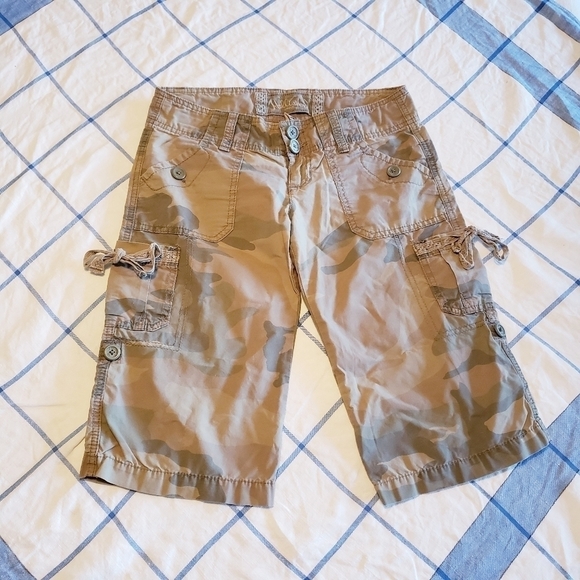 🪴bogo FREE🪴 Hollister Camo Crop Capri size XS - Picture 2 of 4